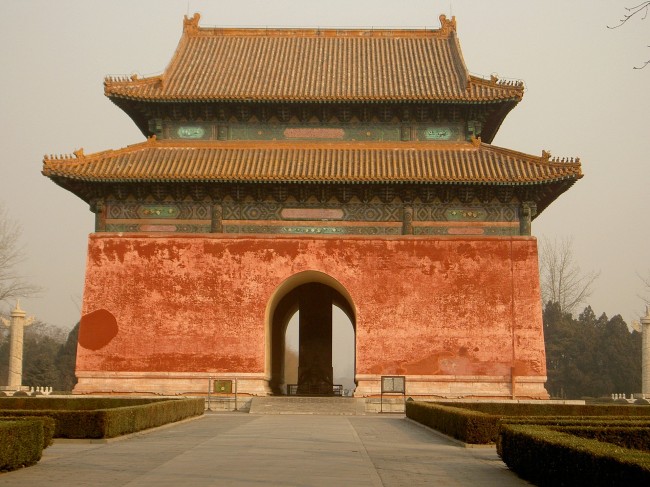 Квадратный павильон с черепахой-биси у входа в погребальный комплекс 13 минских императоров под Пекином.