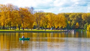 Осень, река Свислочь, Минск | ChanceToTrip.com by Vladimir Filvarkiv