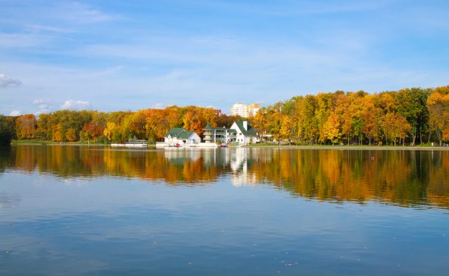 Осень, река Свислочь, Минск | ChanceToTrip.com by Vladimir Filvarkiv