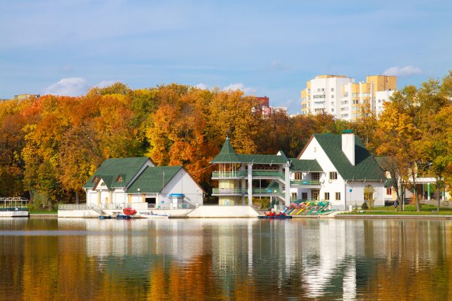 Осень, Лодочная станция в Парке победы, Минск | ChanceToTrip.com by Vladimir Filvarkiv
