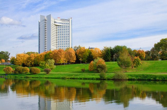 Осень, Гостиница Беларусь, Минск | ChanceToTrip.com by Vladimir Filvarkiv