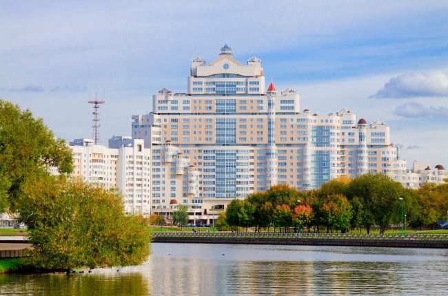 Осень, река Свислочь, Минск | ChanceToTrip.com by Vladimir Filvarkiv
