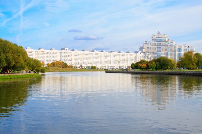 Осень, река Свислочь, Минск | ChanceToTrip.com by Vladimir Filvarkiv